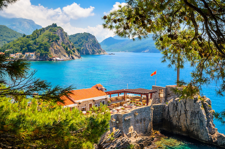 Montenegro - wunderschönes Meer mit Bergen